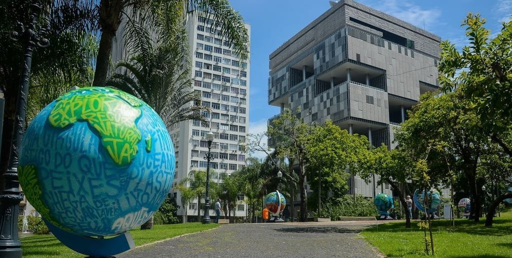 Exposição 17 ODSs para um Mundo Melhor nos jardins do BNDES traz esculturas em forma de globos terrestres/Tomaz Silva/Agência Brasil
