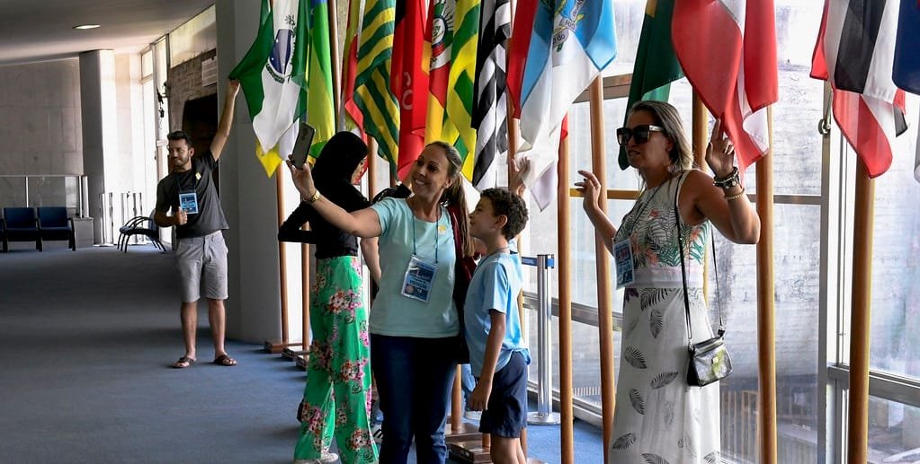 Brasileiros aproveitam as férias para visitar o Congresso e tirar uma foto com as bandeiras dos estados/Roque de Sá/Agência Senado