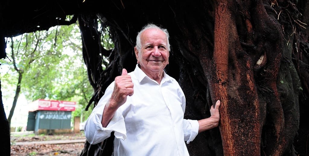 Lourivaldo Marques, dono da Banca da 108 Sul (a banca da árvore), que está aberta desde fevereiro de 1960/Lúcio Bernardo Jr/Agência Brasília