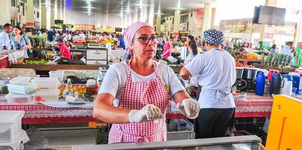 Maria Rodrigues é feirante na Ceasa do Distrito Federal, que diversifica os negócios nos sábados/Acácio Pinheiro/Agência Brasília