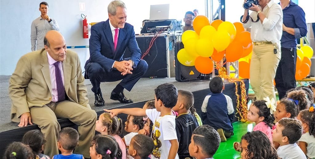 Empresário Paulo Octávio e o vice-governador, Paco Britto, com alunos da Escola Classe Juscelino Kubitschek, no Sol Nascente/ Lúcio Bernardo Jr./Agência Brasília