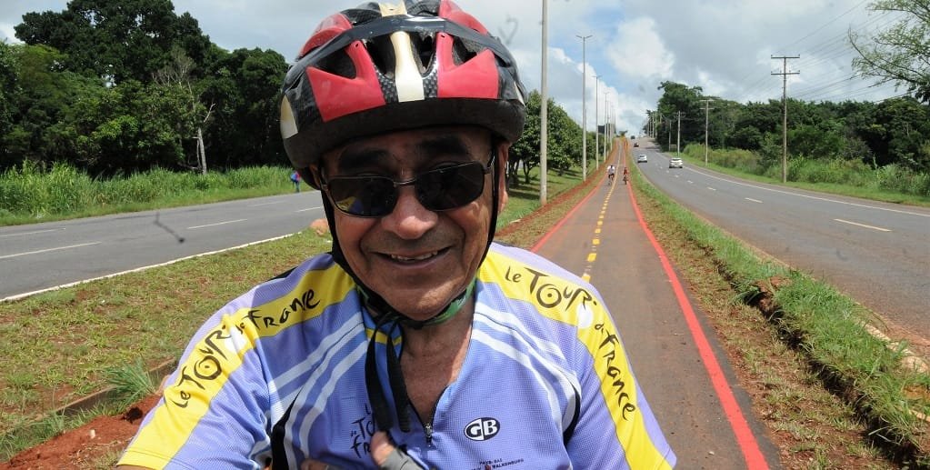 Antenor Jose de Sousa é um dos usuários da ciclovia entre o Gama e Santa Maria, que está na fase de sinalização/ Lúcio Bernardo Jr/Agência Brasília