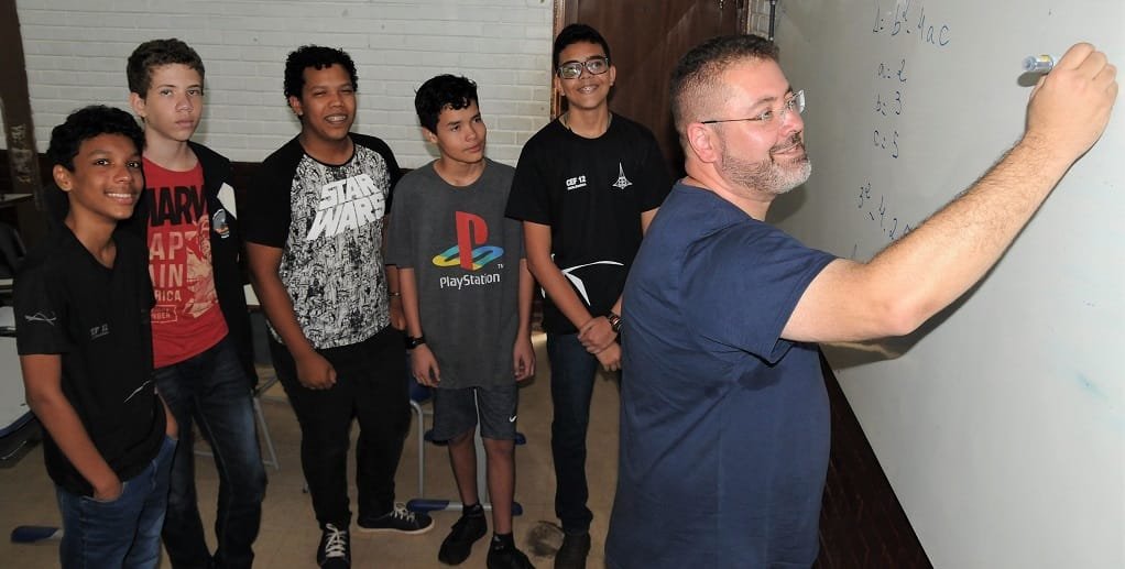 Flavio Silva de Moraes, diretor e os alunos CEF 12 da Ceilândia, se preparam para a Olimpíada Brasileira de Matemática das Escolas Públicas/Lúcio Bernardo Jr./Agência Brasília