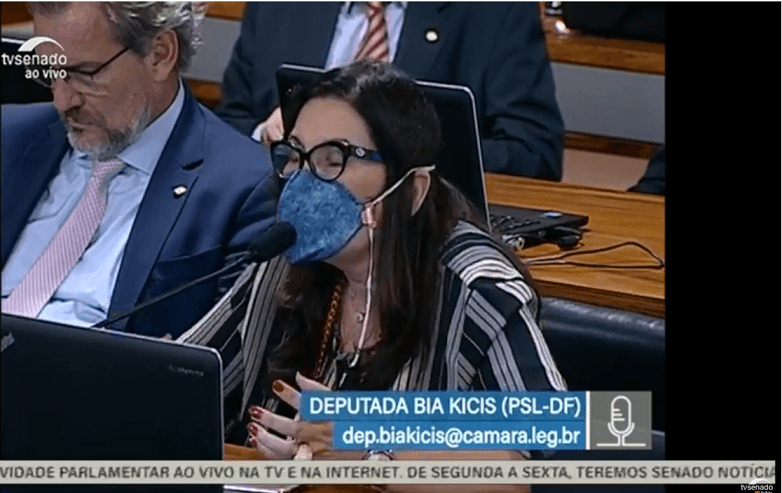 Bia Kicis de máscara