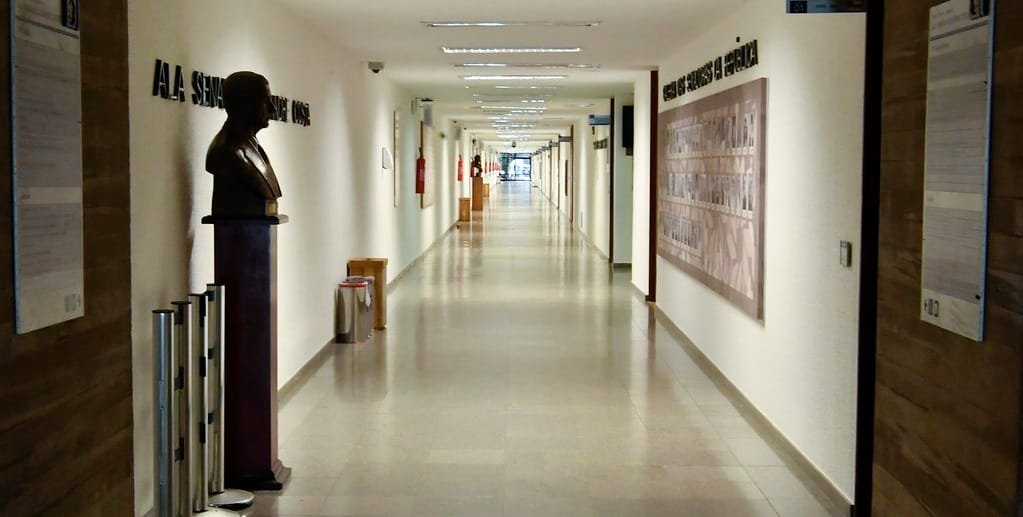 O busto de Alexandre Costa monta guarda no corredor vazio do Senado Federal, que mudou a rotina com o novo coronavírus/Waldemir Barreto/Agência Senado