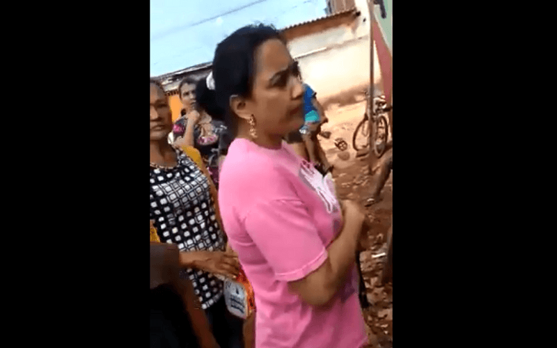 Estrutural fila para receber cesta básica