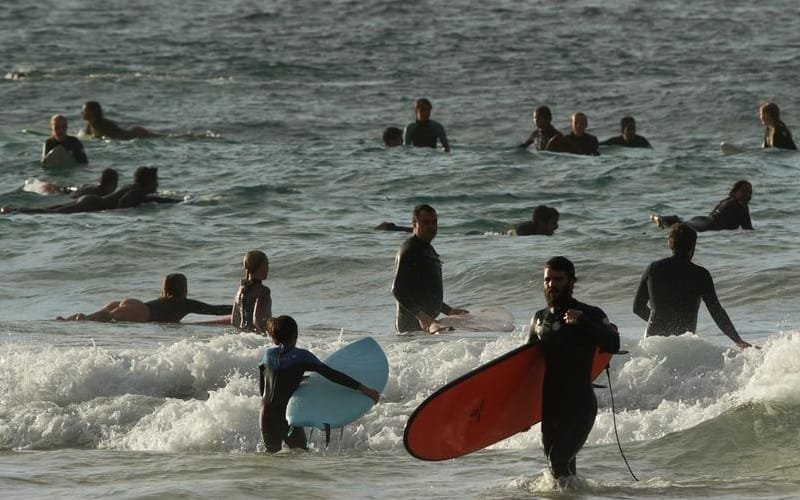 Surfistas praia Austrália