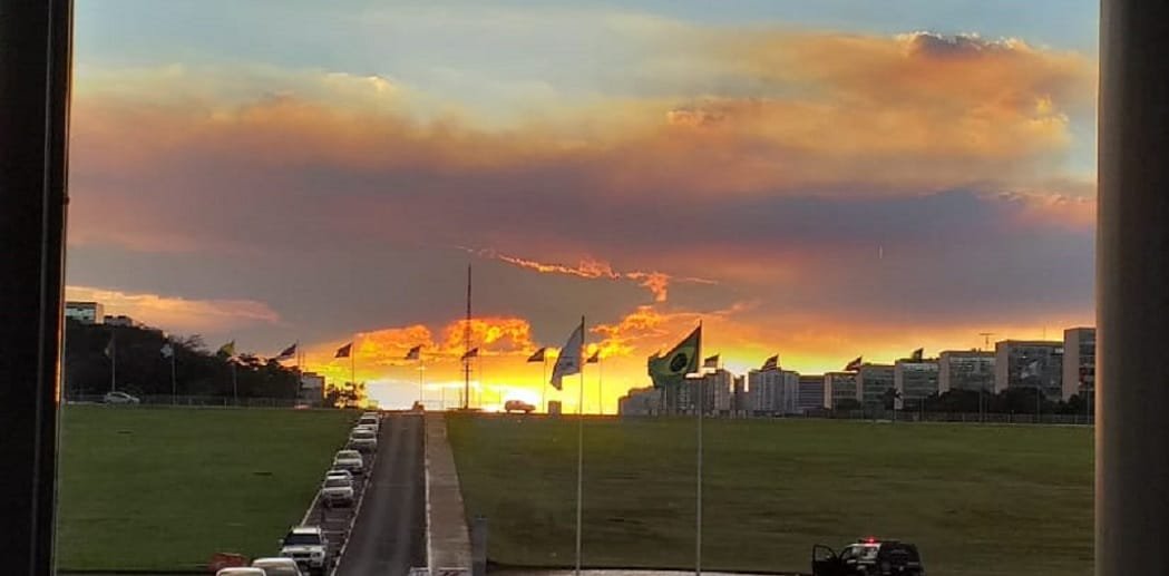 Parece um incêndio, mas é o pôr do Sol de Brasília a partir do Congresso Nacional/Jorge Cury/Misto Brasília