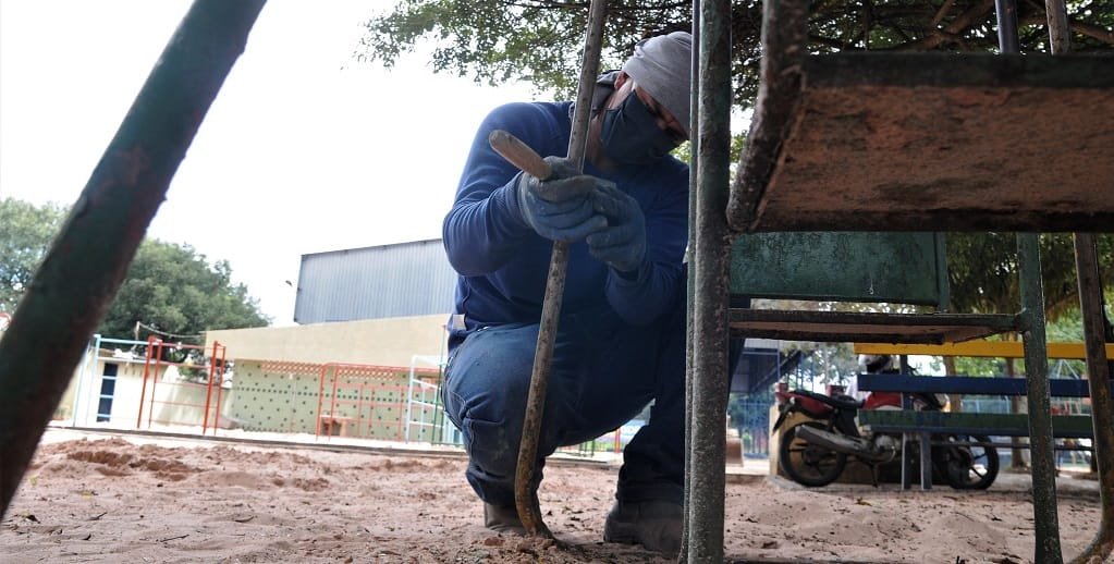 Enquanto as crianças ficam em casa por conta do coronavírus, funcionários fazem a reforma da tradicional Praça Santos Dumont, em Taguatinga/Lúcio Bernardo Jr./Agência Brasília