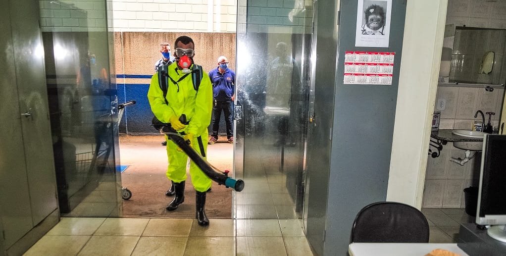 Detento do regime aberto e supervisionada realiza desinfecção de prédio no combate ao novo coronavírus/Acacio Pinheiro/Agência Brasília