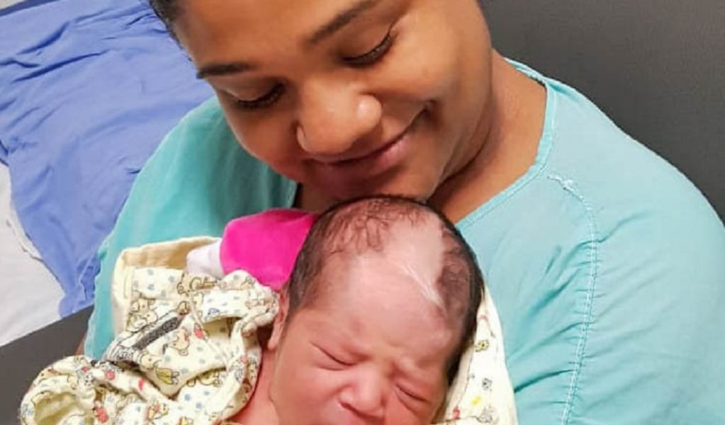 Jaciara Santana comemora um mês de vida de Laura, que nasceu com o apoio da Casa de Parto de São Sebastião/Divulgação/SES