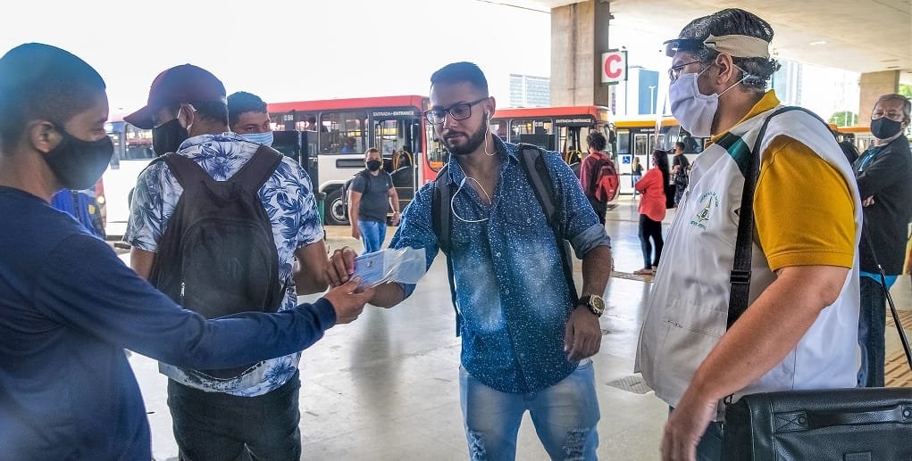 A partir desta semana o uso de máscara de proteção é obrigatória no DF e quem não tem, os fiscais fazem a entrega da peça/Lúcio Bernardo Jr/Agência Brasília