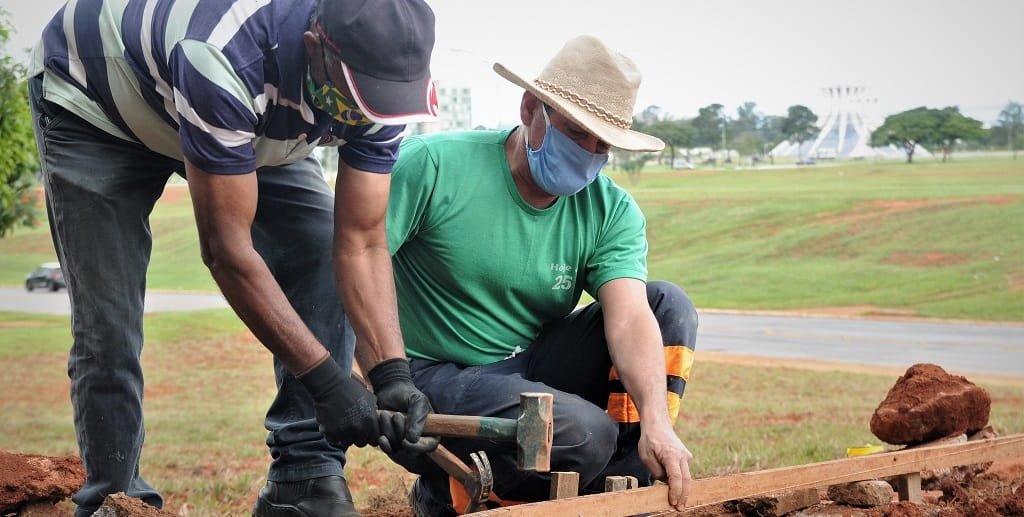Calçadas estão sendo recuperadas no Setor Bancário Norte, onde também aconteceu uma operação tapa-buraco/Lúcio Bernardo Jr./Agência Brasília