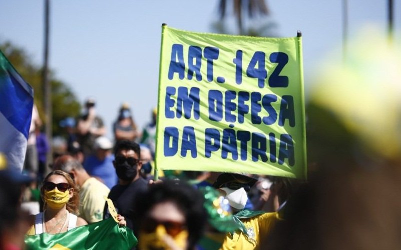 Ato na frente do QG Exército