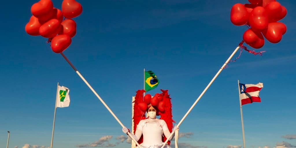 Vestidos de branco, com máscaras e balões vermelhos, artistas fazem homenagem aos mortos pela Covid-19 no Brasil/Leopoldo Silva/Agência Senado
