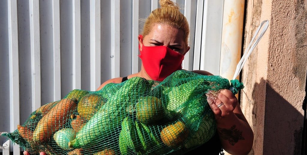 Patrícia Martins carrega a Cesta Verde, doação que garante a segurança nutricional a muita gente carente/Acácio Pinheiro/Agência Brasília