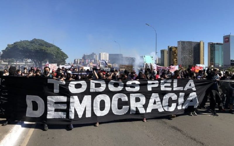 Protestos contra e a favor de Bolsonaro ocorrem sem incidentes graves