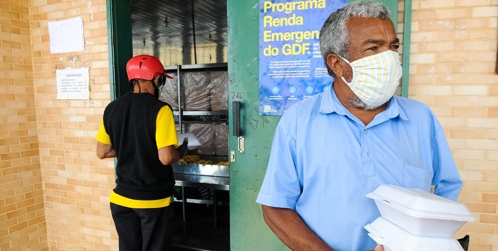 Sivaldo Silva leva as marmitas preparadas pelo pessoal dos restaurantes comunitários do DF/Paulo H. Carvalho / Agência Brasília