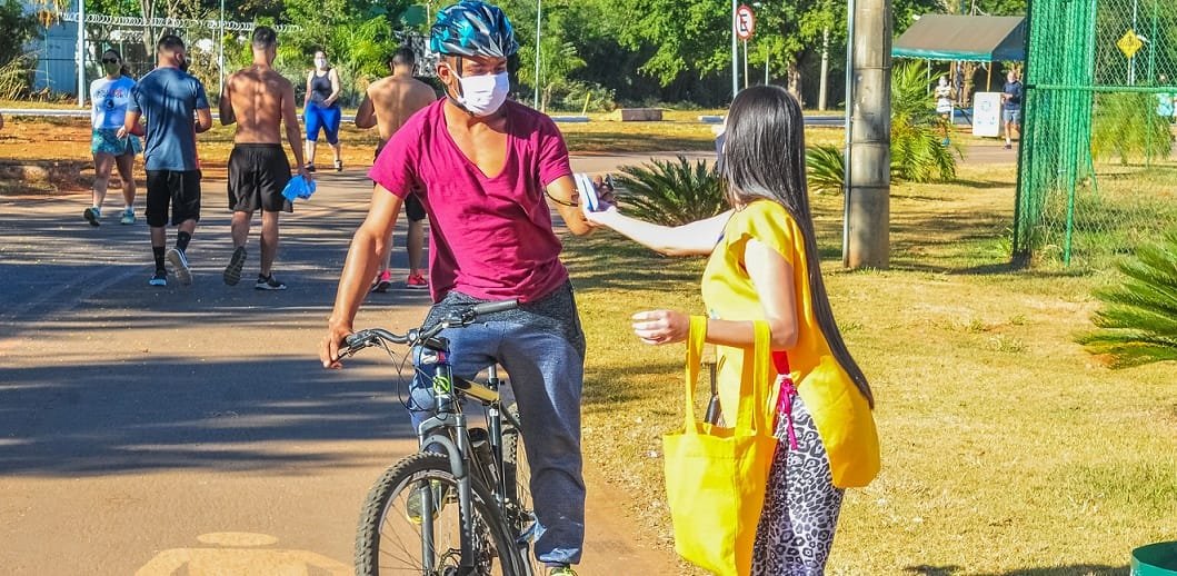 Máscaras de proteção são entregues para os frequentadores do Parque da Cidade por equipes que também orientam sobre a Covid-19/Acácio Pinheiro/Agência Brasília