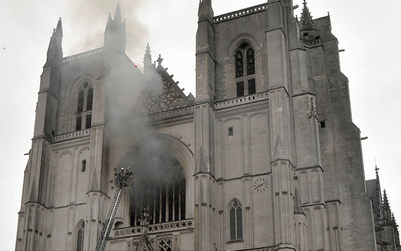 Homem acusado de botar fogo na Catedral de Nantes é detido