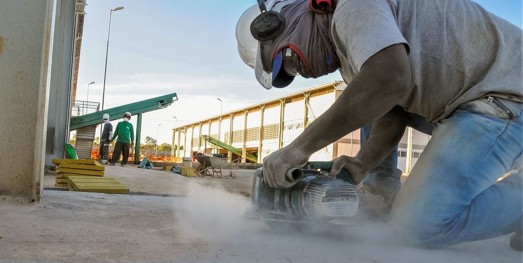 Trabalhador prepara o piso do Complexo de Reciclagem da Estrutural, que deve gerar 750 postos de trabalho/Lúcio Bernardo Jr./Agência Brasília