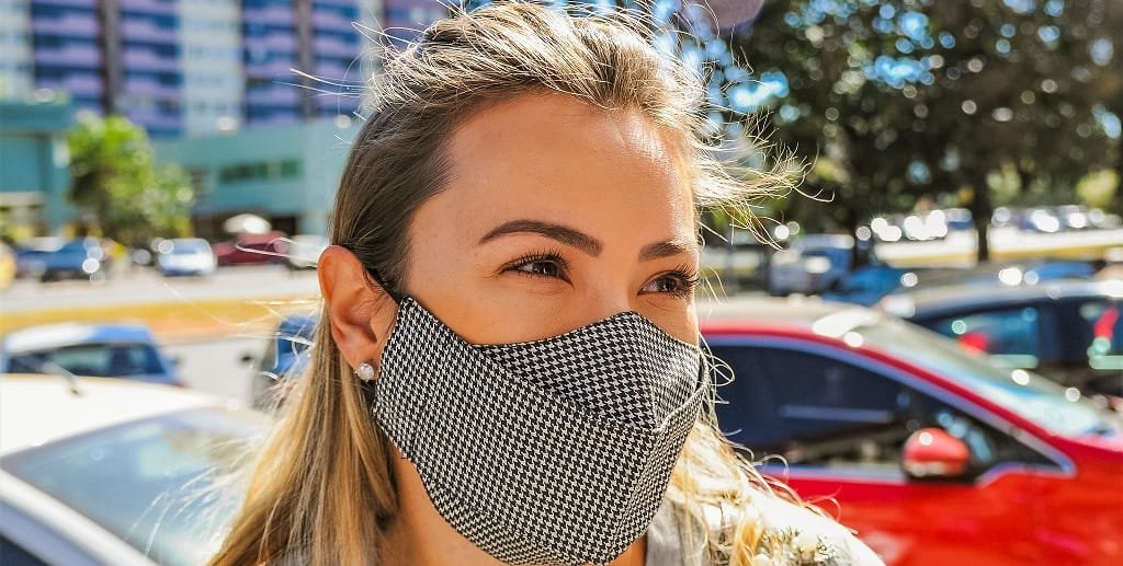 Laila Faria toma mais cuidados contra o novo coronavírus com a abertura total do comércio do DF/Lúcio Bernardo Jr./Agência Brasília