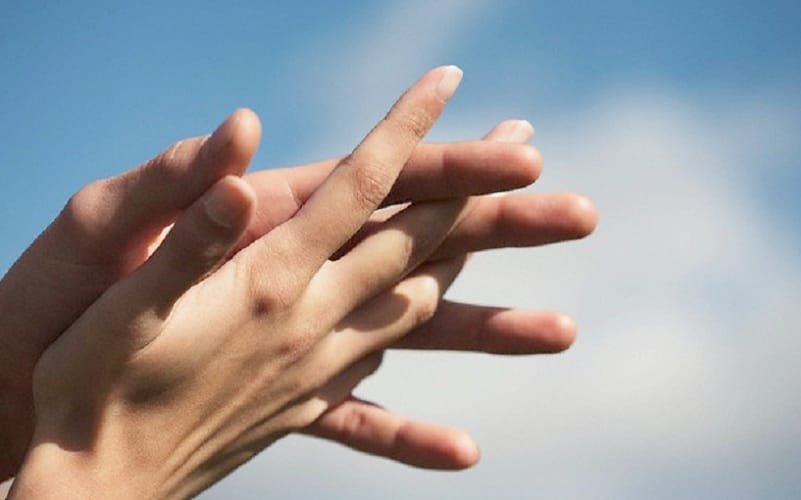 Mãos dedos cruzados Misto Brasília