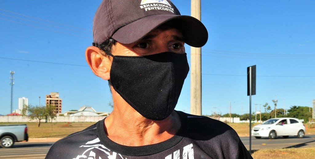 Carlos Gama confere de perto a construção de calçadas pela Novacap em Samambaia Sul/Acacio Pinheiro/Agência Brasília