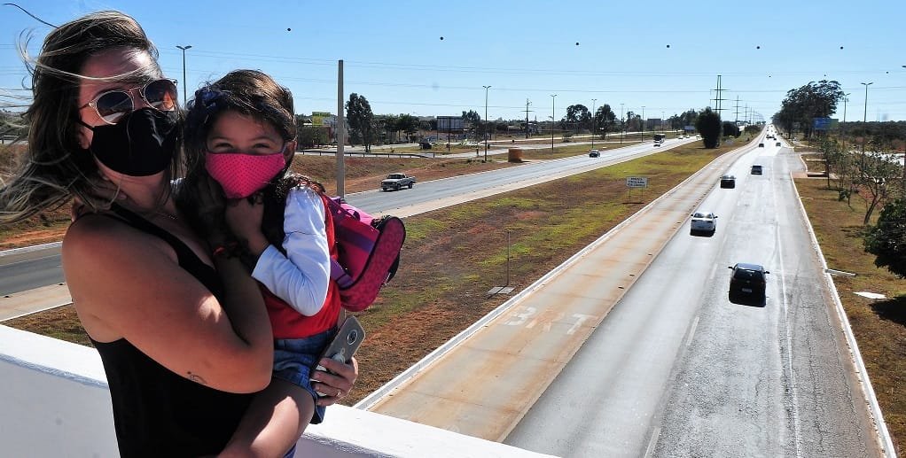 Naiane Larisse e a filha observam a DF-480, que deve ser transformada em rua de lazer aos domingos e feriados/Acácio Pinheiro/Agência Brasília