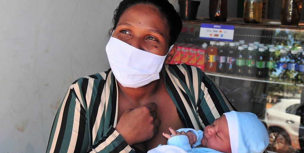 Ana Clara e seu bebê acompanha a finalização das obras da Praça dos Direitos, na Quadra 203, no Itapoã/Acácio Pinheiro/Agência Brasília