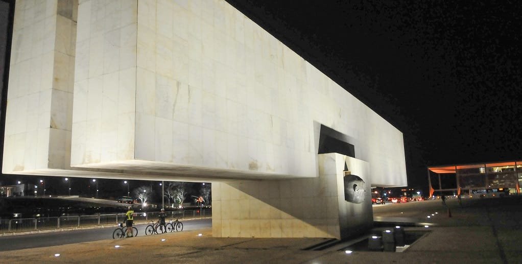 O rosto de Juscelino Kubitschek se destaca no monumento erguido na Praça dos Três Poderes, centro administrativo de Brasília/Joel Rodrigues/Agência Brasília