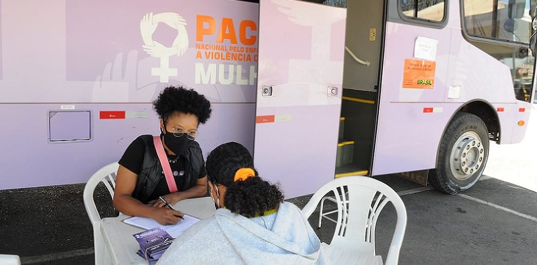 Equipe da Unidade Móvel de Atendimento da Secretaria da Mulher presta auxílio no Setor Comercial Sul/ Paulo H. Carvalho/Agência Brasília