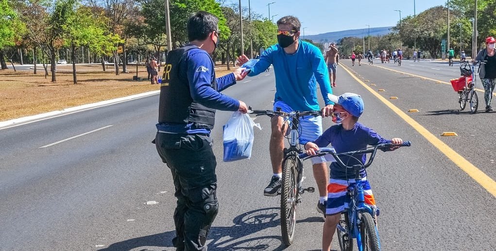 Agentes e analistas do Departamento de Estradas de Rodagem (DER) distribuíam material educativo para o trânsito/Acácio Pinheiro/Agência Brasília