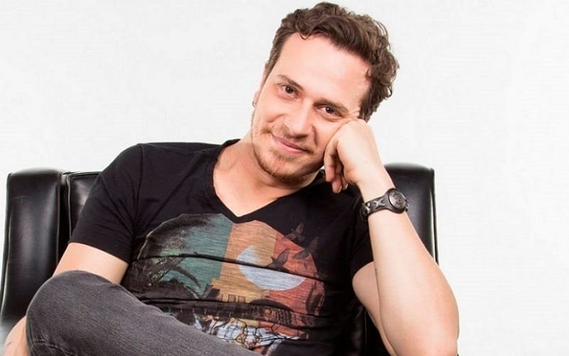 Cambota faz show sobre adolescência no formato drive-in no aeroporto