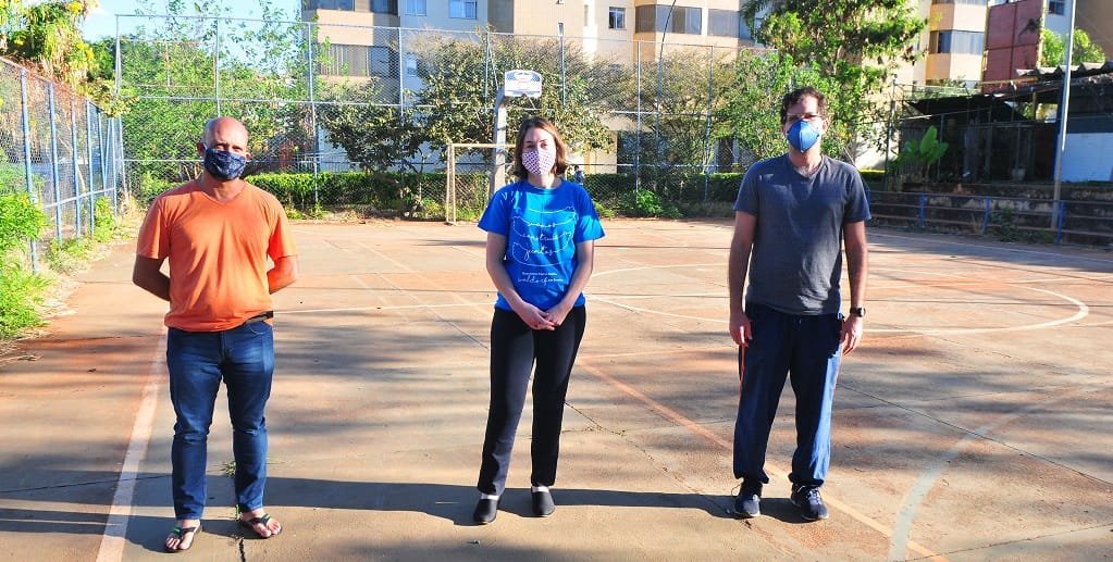 Luwalcilei Carlos, Talitha Dornelas e Thiago Soares, da Associação Atroposófica Moara, que adotou a quadra de esportes da 703 Norte/Acacio Pinheiro/Agência Brasília