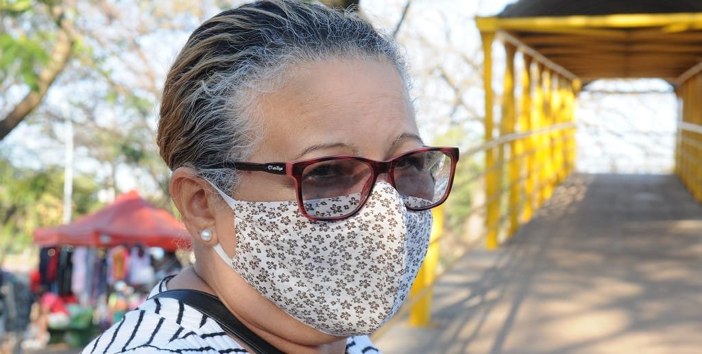 Maria da Paz utiliza algumas das 56 passarelas, das quais 22 já foram recuperadas, com verbas no valor de R$ 5 milhões/Paulo H. Carvalho/Agência Brasília