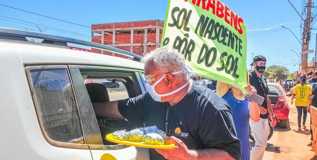 Pedaços de bolo são entregues na carreata que marcou o primeiro ano da região administrativa do Sol Nascente/Pôr do Sol/Acácio Pinheiro/Agência Brasília