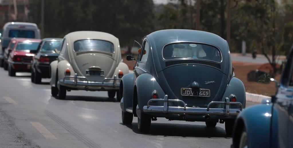 Fuscas antigos, que fizeram história no automobilismo brasileiro, desfilam em homenagem ao aniversário de JK/Marcelo Casal Júnior/Agência Brasil