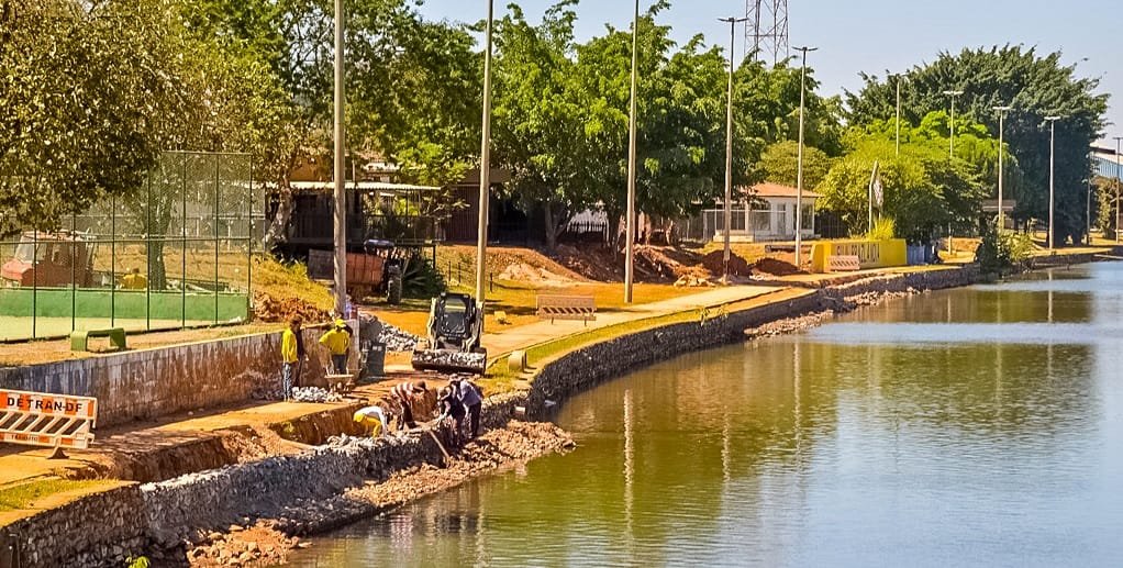 Detalhe da reconstrução do muro de arrimo do Lago Veredinha, cartão postal da cidade de Brazlândia/Divulgação