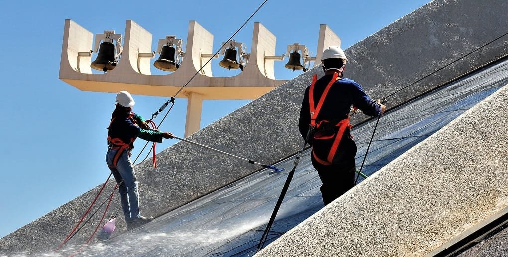 Os vitrais da Catedral Metropolitana de Brasília foram limpos por oito homens que usaram 24 mil litros de água/Acácio pinheiro/Agência Brasília