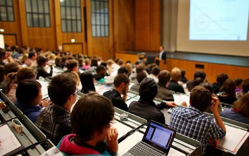 Estudantes sala de aula Misto Brasília