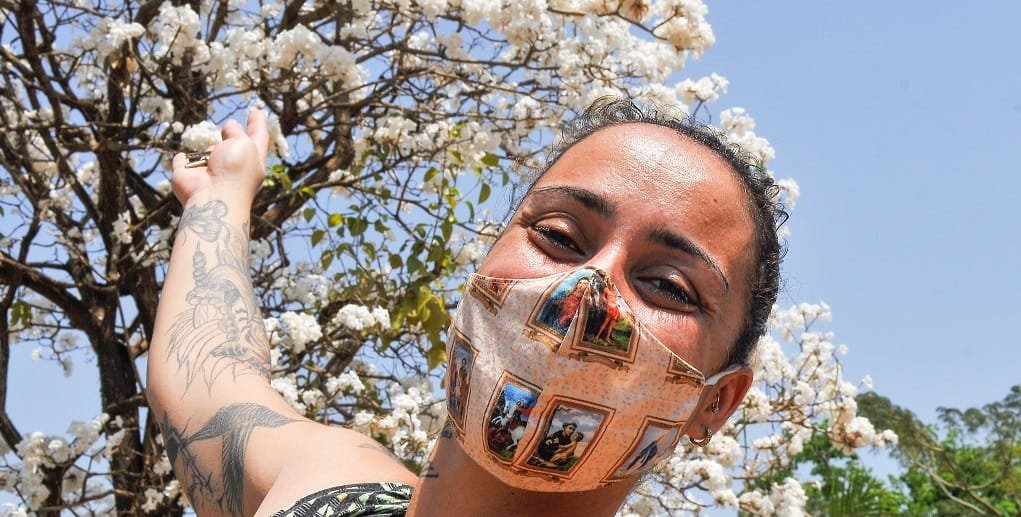 Thais Nogueira brinca com a florada do ipê-branco que marca o início da Primavera em Brasília/Acácio Pinheiro/Agência Brasília