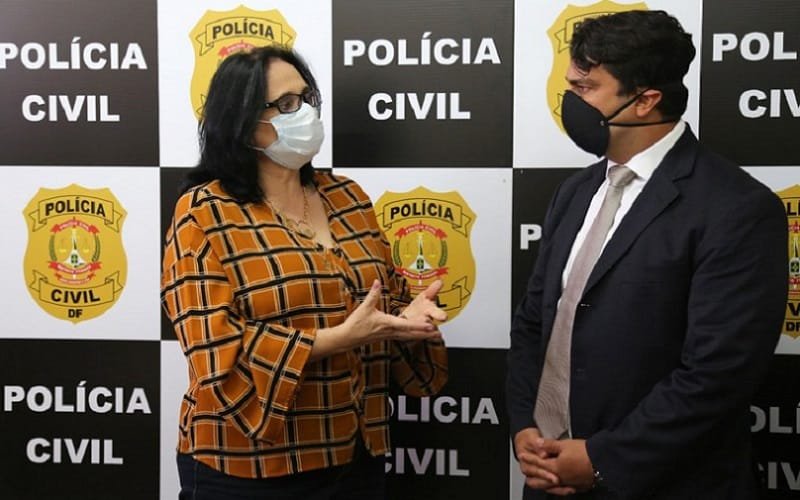 Ministra Damares com delegado de polícia