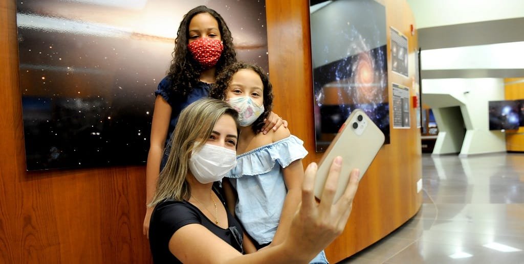 Tainara Feitosa com as primas Raissa e Bruna na visita ao Planetário de Brasília que voltou a receber visitas/Paulo H. Carvalho/Agência Brasília