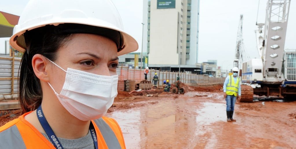 Alinne Pires é engenheira que acompanha as obras de construção do túnel de Taguatinga, que deve empregar 1,7 mil trabalhadores/Paulo H. Carvalho/Agência Brasília