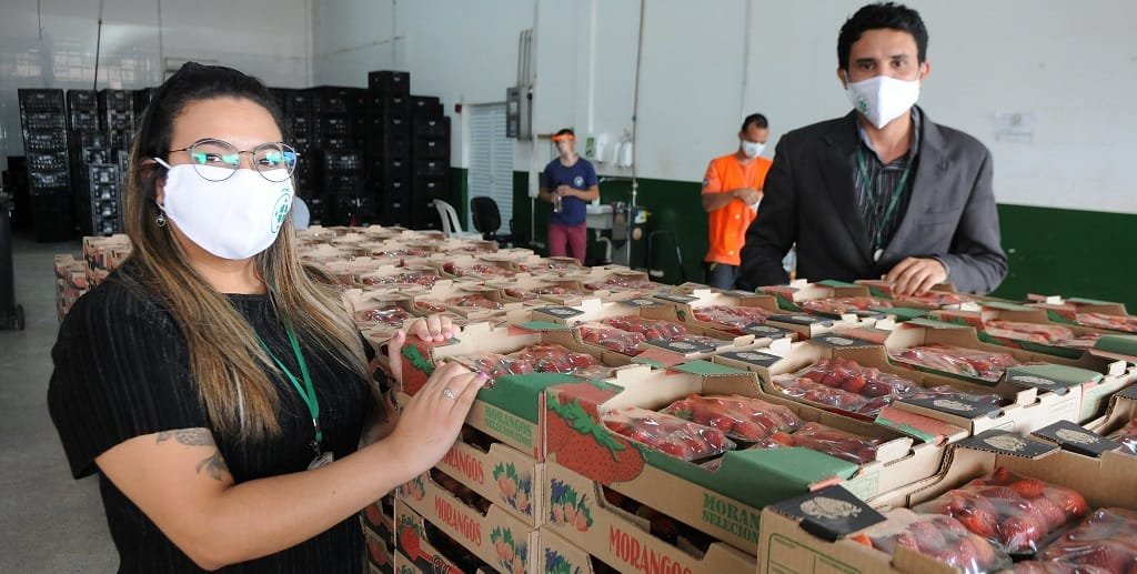 Bruno Martins, gerente, e Indiara Alves, nutricionista, ajudam na distribuição de alimentos no Ceasa-DF, que já ajudou a 36 mil pessoas/Paulo H. Carvalho/Agência Brasília