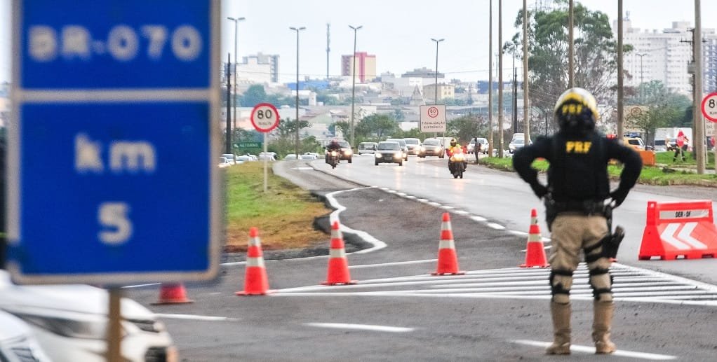 Policial rodoviário observa o movimento com a reversão do trânsito na BR-070, que começou nesta semana para facilitar o tráfego/Joel Rodrigues/Agência Brasília