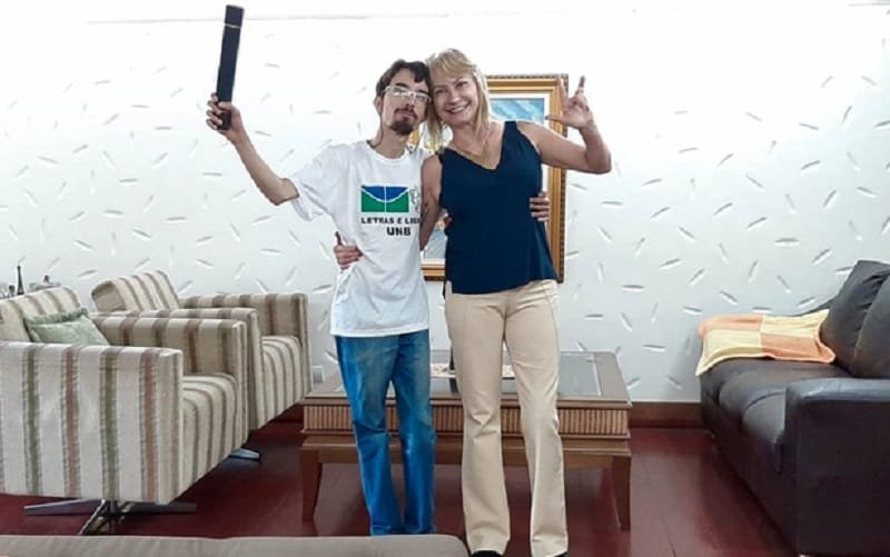 Primeiro estudante surdocego recebe diploma de graduação na UnB