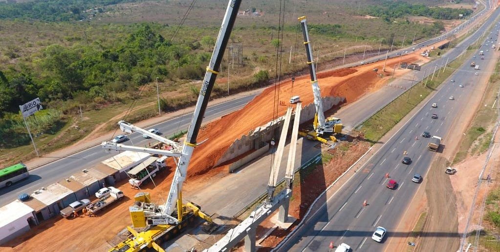 Gigantesco guindaste de 50 metros de altura instala cinco vigas de concreto na obra do viaduto da Granja do Torto/Divulgação/DER