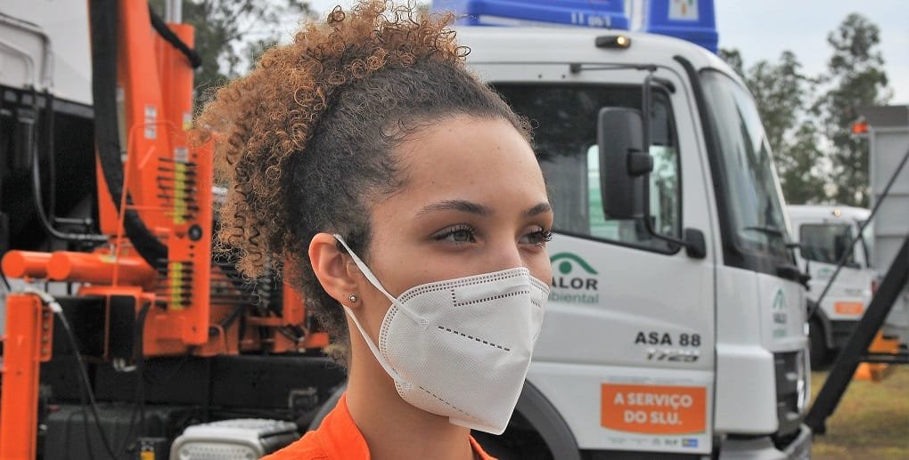 Camila Lopes é assessoria do Núcleo de Geoprocessamento do SLU, que amplia o número de containers para receber o lixo reciclável/Acácio Pinheiro/Agência Brasília